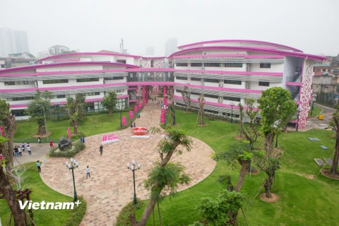 Trường TH School nổi bật ngay giữa trung tâm Hà Nội với tông chủ đạo màu hồng với khuôn viên rất đẹp và cơ sở vật chất hiện đại. (Ảnh: Minh Sơn/Vietnam+) 