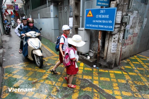 Hơn 2 tháng nay, tại ngõ 342 Khương Đình (Thanh Xuân, Hà Nội), Câu lạc bộ Sống Xanh thử nghiệm sơn đường ưu tiên cho trẻ em đến trường. (Ảnh: Minh Sơn/Vietnam+)