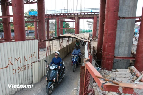 Hơn một tuần nay, người dân Thủ đô lưu thông đến ngã tư Nhổn - Cầu Diễn đều cảm thấy lạ lùng khi xe máy được bố trí qua một lối đi riêng bằng đường hầm. (Ảnh: PV/Vietnam+)