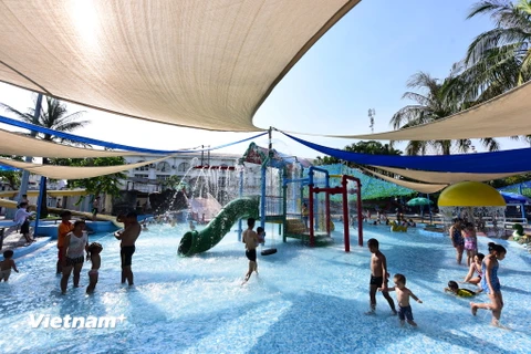 Chiều ngày 4/6, nhiệt độ ngoài trời Hà Nội có thể lên đến 41 độ C nhưng tại công viên nước Hồ Tây, số lượng người dân đến tắm và bơi khá vắng vẻ. (Ảnh: Minh Sơn/Vietnam+)
