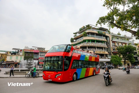 Sáng 30/6, chiếc xe buýt 2 tầng đầu tiên mang tên City Tour đã được chạy thử nghiệm trên đường phố Hà Nội. (Ảnh: Minh Sơn/Vietnam+)
