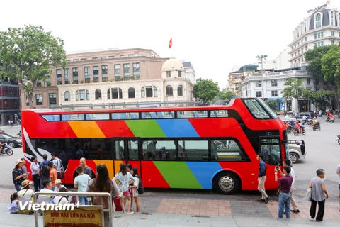 Sáng 30/6, chiếc xe buýt 2 tầng độc đáo mang tên City Tour đã xuất hiện trước cửa Nhà hát lớn Hà Nội sẵn sàng phục vụ khách du lịch. (Ảnh: Minh Sơn/Vietnam+) 