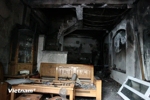 Ngôi nhà bên trong bị cháy đen, tất cả 4 người trong gia đình đã tử vong do ngạt khói. (Ảnh: PV/Vietnam+)