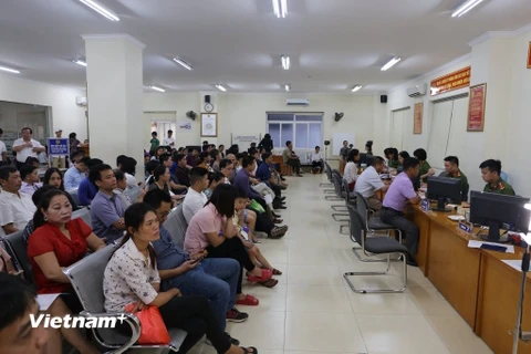 Nhiều người dân tại Hà Nội khi đi làm Thẻ Căn cước công dân mới đều được hẹn sau 2 tháng mới trả kết quả. (Ảnh: PV/Vietnam+)
