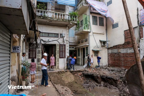 6 hộ dân tại số 86 và 88 Bà Triệu (Hà Nội) đang ngày ngày sống trong nỗi lo nhà lún, sập vì công trình xây dựng liền kề. (Ảnh: PV/Vietnam+)