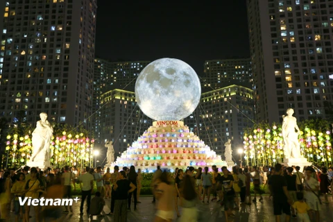 Nhiều người dân Thủ đô sẽ cảm thấy bất ngờ khi một mặt trăng khổng lồ chợt 'mọc' lên ngay giữa quảng trường Royal City vào tối 21/9 vừa qua. (Ảnh: Minh Sơn/Vietnam+)
