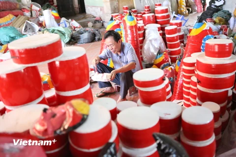 Có một ngôi làng ở Hưng Yên, chỉ khi đến đó chúng ta có thể cảm nhận thấy được hết giá trị của những sản phẩm đồ chơi truyền thống được ông cha gìn giữ và lưu truyền suốt hàng trăm năm qua. (Ảnh: Minh Sơn/Vietnam+)