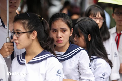Nhiều học sinh trường Lương Thế Vinh đã bật khóc trong giờ phút tiễn đưa nhà giáo, hiệu trưởng Văn Như Cương về cõi vĩnh hằng. (Ảnh: Minh Sơn/Vietnam+) 