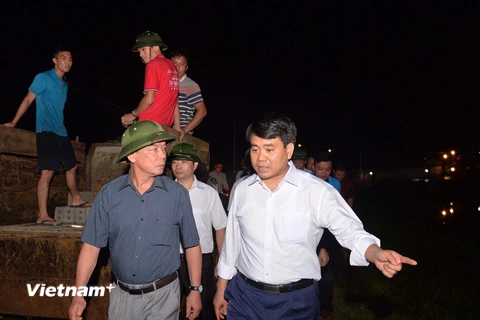 Chủ tịch Nguyễn Đức Chung đã có mặt tại Chương Mỹ ngay trong đêm để trực tiếp chỉ đạo phòng chống lũ lụt. (Ảnh: PV/Vietnam+)