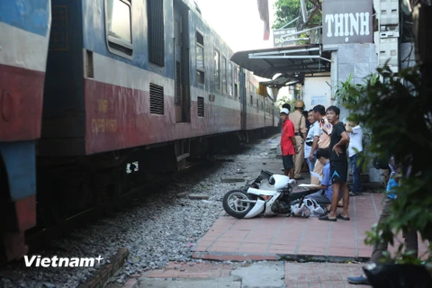 Chiếc xe gắn máy bị kéo lê hàng trăm mét mới dừng lại. (Ảnh: PV/Vietnam+)