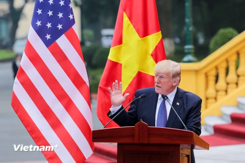 Sau khi kết thúc các hoạt động quan trọng trong khuôn khổ APEC tại Đà Nẵng, đúng 17 giờ 40 phút, Tổng thống Mỹ Donald Trump đã có mặt tại Hà Nội để thực hiện chuyến thăm cấp Nhà nước tại Việt Nam. (Ảnh: Minh Sơn/Vietnam+)