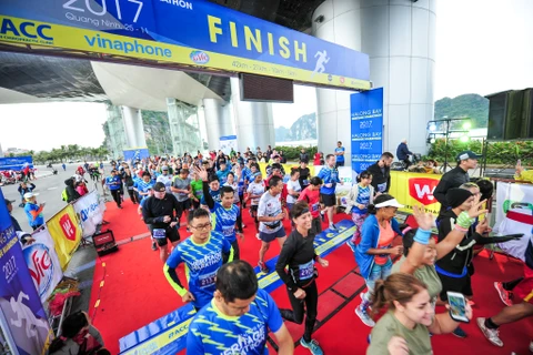 Mặc dù nhiệt độ xuống dưới 14 độ C nhưng hơn 1000 vận động viên đến từ 50 quốc gia đã cùng quy tụ tại giải HaLong Bay Heritage Marathon 2017 - giải marathon lớn nhất trong năm. (Ảnh: Minh Sơn/Vietnam+)