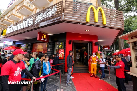 Sáng 2/12, chuỗi nhà hàng thức ăn nhanh McDonald’s chính thức khai trương nhà hàng đầu tiên tại Hà Nội. (Ảnh: Minh Sơn/Vietnam+)