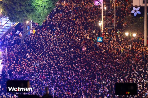 Trong tiết trời se lạnh của đêm cuối năm, ngay từ sớm, hàng vạn người dân Thủ đô đã đổ ra đường thưởng thức các chương trình giải trí, vui chơi chờ đón giao thừa. (Ảnh: PV/Vietnam+)