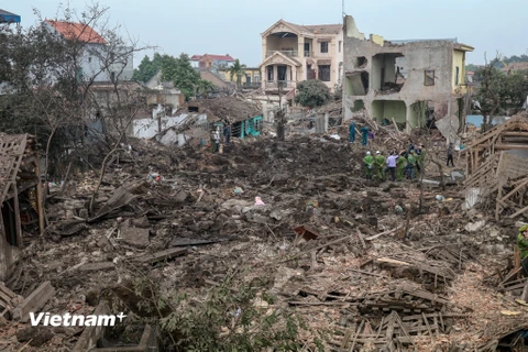 Rạng sáng này 3/1 đã xảy ra một vụ nổ bom tại một cơ sở thu mua phế liệu ở làng Quan Độ (Yên Phong, Bắc Ninh) khiến hai trẻ nhỏ tử vong và nhiều người bị thương. (Ảnh: Minh Sơn/Vietnam+)