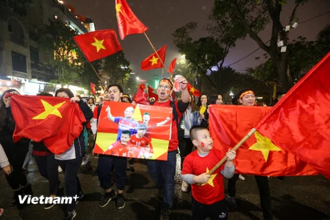 Ngay sau trận chung kết của U23 Việt Nam, hàng ngàn người hâm mộ vẫn nán lại khu vực hồ Gươm để ăn mừng. (Ảnh: Minh Sơn/Vietnam+)