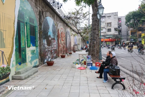 Dự án bích họa trên phố Phùng Hưng (Hoàn Kiếm, Hà Nội) bắt đầu được các họa sĩ Hàn Quốc và Việt Nam thực hiện từ ngày 3/11/2017. (Ảnh: Minh Sơn/Vietnam+) 