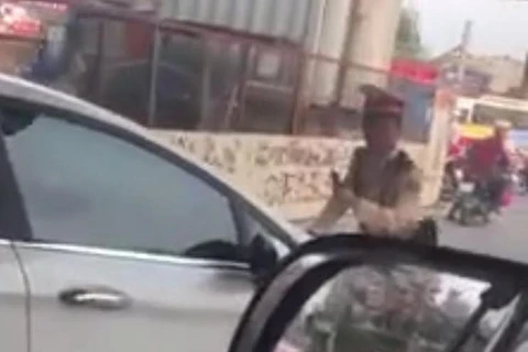 Nữ tài xế không dừng xe chấp hành hiệu lệnh mà tiếp tục nhấn ga lao vào chiến sỹ Cảnh sát giao thông. (Ảnh: Otofun)