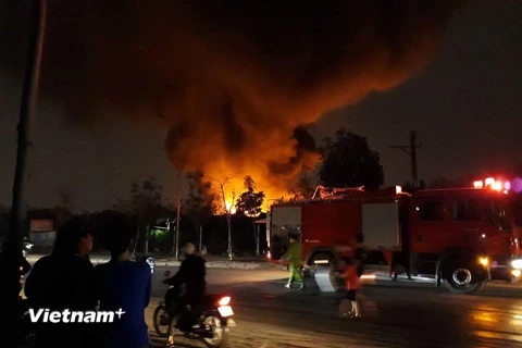 Đám cháy bất ngờ bùng phát tại một xưởng chế biến phế liệu ở Tân Triều (Hà Nội). (Ảnh: Sơn Bách/Vietnam+)