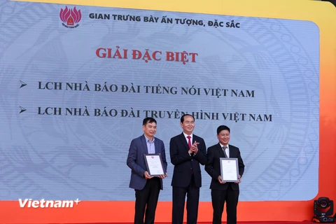 Chủ tịch nước Trần Đại Quang trao giải đặc biệt gian trưng bày ấn tượng, đặc sắc cho 2 đơn vị Đài truyền hình Việt Nam VTV và Đài tiếng nói Việt Nam VOV. (Ảnh: Minh Sơn/Vietnam+) 