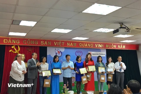 Các tác giải đoạt giải thưởng Báo chí về trẻ em. (Ảnh: Phạm Hương/Vietnam+)