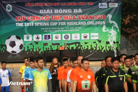 Sáng 8/4, giải Bóng đá Cúp Cơm có thịt năm 2018 do Quỹ Trò nghèo vùng cao tổ chức đã khai mạc tại Hà Nội với sự quy tụ của 8 đội bóng. (Ảnh: Minh Sơn/Vietnam+)