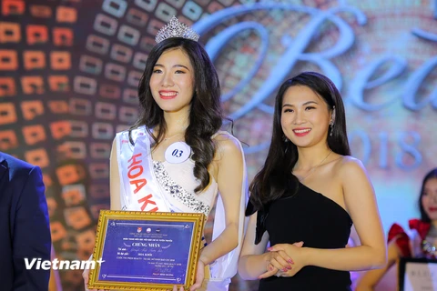 Tối 16/4, tại Học viện Báo chí và Tuyên truyền, 10 nữ sinh nổi bật nhất đã bước vào đêm chung kết hoa khôi Press Beauty 2018. (Ảnh: Minh Sơn/Vietnam+)
