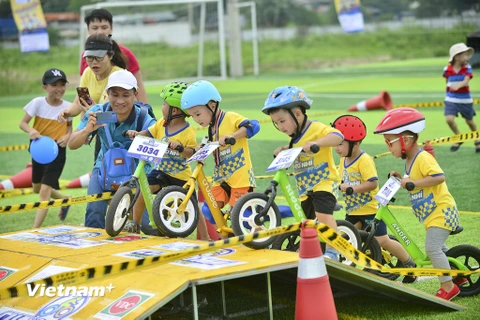 Sáng 6/5 tại Hà Nội, hàng trăm em nhỏ đã bước vào giải đua xe thăng bằng đầy quyết liệt nhưng không kém phần vui nhộn, bổ ích mang tên Cua-rơ Nhí 2018. (Ảnh: PV/Vietnam+) 