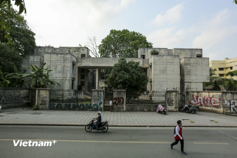 Trên đường Kim Mã, đoạn số nhà 300 tồn tại một căn nhà khang trang, bề thế nhưng từ lâu đã không được sử dụng. (Ảnh: Minh Sơn/Vietnam+)