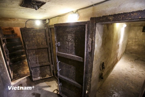 Vào năm 2011, một hầm trú bom được phát hiện tình cờ trong khu vực vườn sau của khách sạn Sofitel Legend Metropole Hà Nội (Quận Hoàn Kiếm). Một năm sau, căn hầm này đã được tu sửa để du khách có thể tham quan miễn phí. (Ảnh: Đoàn Quang/Vietnam+)