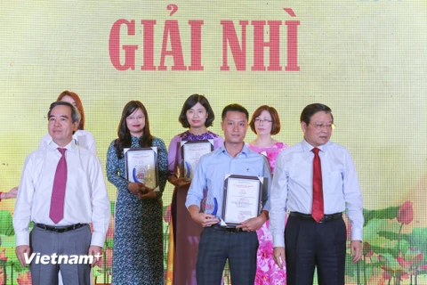 Báo điện tử VietnamPlus nhận giải Nhì với tác phẩm 'APEC 2017: Tạo động lực mới, vun đắp tương lai'. (Ảnh: Minh Sơn/Vietnam+)()