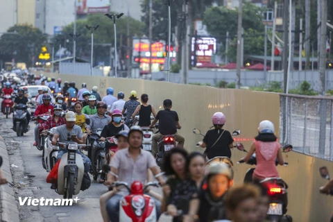 Cảnh xe cộ nối đuôi nhau đi ngược chiều trên đường Cát Linh diễn ra thường xuyên. (Ảnh: Minh Sơn/Vietnam+)