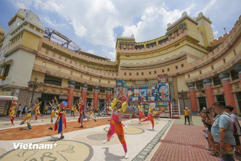 Nếu đang du lịch tại đất nước Đài Loan xinh đẹp, du khách chắn chắn sẽ không thể bỏ E-DA Theme Park, khu vui chơi giải trí hàng đầu ở thành phố Cao Hùng. (Ảnh: Minh Sơn/Vietnam+)