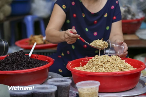 Một món ăn không thể thiếu trong ngày Tết Đoan Ngọ chính là rượu nếp. (Ảnh: Minh Sơn/Vietnam+) 