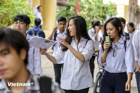  9h35', tiếng trống được đánh lên báo hiệu môn thi đầu tiên đã kết thúc. Khác với mọi năm, hết 2/3 thời gian, các thí sinh tại điểm thi trường Trung học phổ thông Việt Đức không được ra ngoài mà phải đợi hết giờ. (Ảnh: Minh Sơn/Vietnam+) 