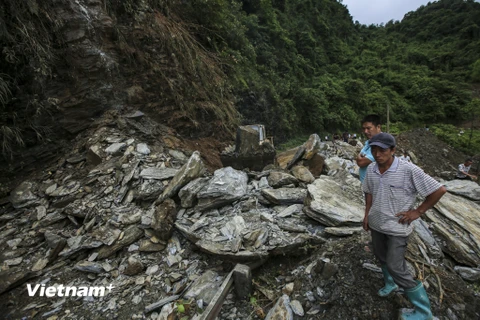 Khoảng 7 giờ sáng 27/6, trên tuyến quốc lộ 4C từ thành phố Hà Giang đi các huyện Quản Bạ, Đồng Văn đã xảy ra một vụ sạt lở đất đá nghiêm trọng. (Ảnh: Minh Sơn/Vietnam+)