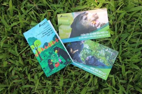 Hai cuốn sách về chăm sóc và bảo vệ loài gấu do chính các chuyên gia của Tổ chức Động vật châu Á dày công biên soạn. (Ảnh: PV/Vietnam+)