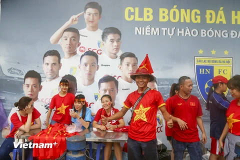 Trước thềm trận bán kết giữa tuyển Olympic Việt Nam và Hàn Quốc diễn ra vào 16h chiều nay, cả thành phố Hà Nội như được 'nhuộm đỏ'. (Ảnh: Minh Sơn/Vietnam+)