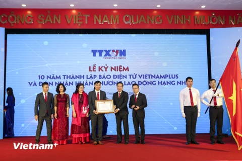 Chiều 13/11, Báo Điện tử VietnamPlus (Thông tấn xã Việt Nam) đã long trọng tổ chức lễ kỷ niệm 10 năm thành lập và đón nhận Huân chương Lao động hạng Nhì. (Ảnh: PV/Vietnam+)
