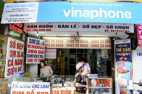 Các cửa hàng SIM số tại Hà Nội khá yên bình trong ngày đổi được đổi mạng giữ số. (Ảnh: Minh Sơn/Vietnam+)