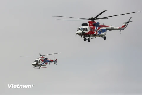 Chiều 16/11, hai dòng trực thăng Ansat và Mi-171A2 của Nga đã xuất hiện tại sân bay Gia Lâm để sẵn sàng cho màn trình diễn bay lượn đầy hoành tráng trên bầu trời Hà Nội. (Ảnh: Minh Sơn/Vietnam+)
