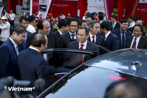 Chủ tịch VinGroup giới thiệu xe hơi VinFast với Thủ tướng Chính phủ