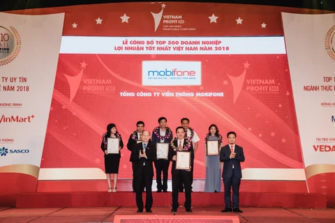 Ông Nguyễn Mạnh Hùng - Phó Tổng giám đốc MobiFone nhận chứng nhận danh hiệu từ Ban Tổ chức sự kiện. 