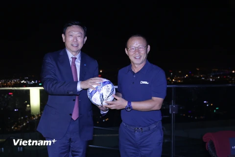 Chủ tịch tập đoàn Lotte đã có cuộc gặp mặt bất ngờ với huấn luyện viên Park Hang Seo. (Ảnh: PV/Vietnam+)
