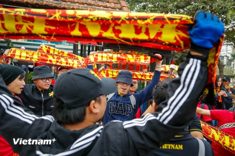 Trưa 15/12, hàng ngàn cổ động viên đã tập trung trước cổng sân vận động Mỹ Đình trước thềm trận chung kết Việt Nam - Malaysia. (Ảnh: Minh Sơn/Vietnam+)