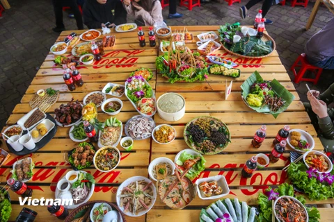 Trong 2 ngày từ 12-13/1, thực khách Thủ đô sẽ được khám phá hàng trăm món ăn tại lễ hội ẩm thực châu Á đang diễn ra tại Sân vận động Quần Ngựa (Hà Nội). (Ảnh: Minh Sơn/Vietnam+)