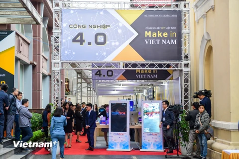 Các doanh nghiệp công nghệ, viễn thông đã có dịp trưng bày các sản phẩm đặc sắc nhất tại triển lãm về công nghiệp ICT mang tên Make in Vietnam diễn ra vào chiều 15/1 tại Bộ Thông tin và Truyền thông. (Ảnh: Minh Sơn/Vietnam+)