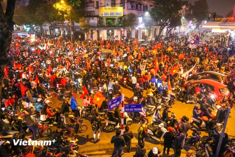Biển người đổ về trung tâm ăn mừng tuyển Việt Nam vào tứ kết Asian Cup