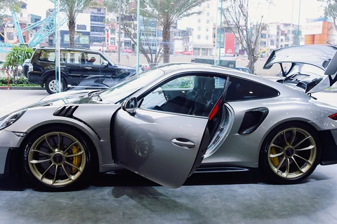 Porsche 911 GT2 RS - mẫu siêu xe mạnh nhất của Porsche đã chính thức có mặt tại Hà Nội. Đây chính là 1 trong 2 chiếc Porsche 911 GT2 RS cập bến Việt Nam và vừa được khui công cách đây chưa lâu. (Ảnh: PV/Vietnam+)