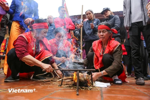 Cứ mồng 8 Tết hàng năm, tại sân đình làng Thị Cấm, xã Xuân Phương (Từ Liêm, Hà Nội) lại diễn ra lễ hội kéo lửa thổi cơm làng Thị Cấm. (Ảnh: Minh Sơn/Vietnam+)